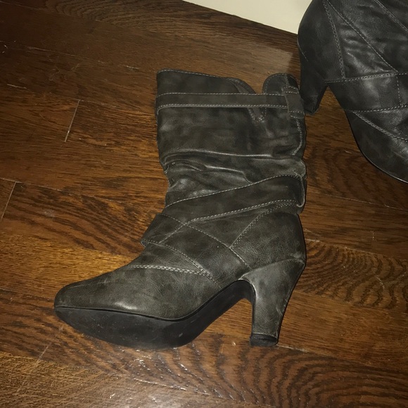 SiZe 7.5W gray faux leather boots. Avenue brand - Picture 4 of 4